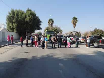 Protesta. Un grupo de personas se manifestaron, para exigir que les lleven agua, pues tienen 15 días sin el líquido.