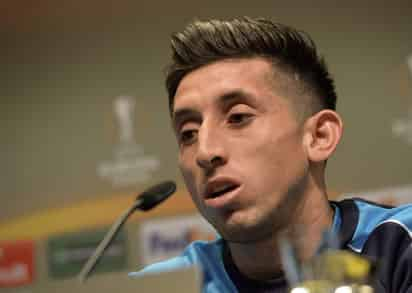 Héctor Herrera  salió expulsado en el duelo de  Copa ante Paços de Ferreira por darle un codazo a un rival. (Archivo)