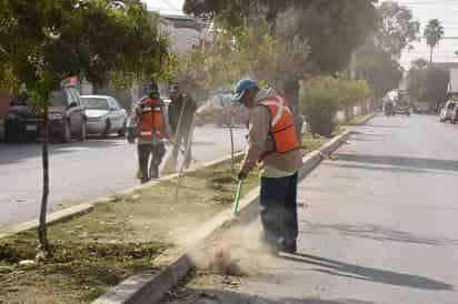 Servicios. Cuadrillas de trabajadores atienden espacios públicos y cordonería. (EL SIGLO DE TORREÓN)