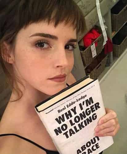 La imagen publicada en Instagram superó los 3 millones 400 mil 'Me Gusta' y cuenta con decenas de halagos a la actriz. En la imagen, la joven sostiene un ejemplar de Why I'm no longer talking to white peopler about race, de Reni Eddo-Lodge, libro que recomienda leer entre enero y febrero. (ESPECIAL))