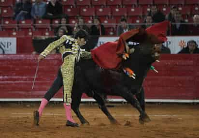 El torero mexicano Antonio Lomelín lidia su segundo toro de la tarde 'Soñador' de 515 kilos, durante la octava corrida de la Temporada Grande 2017-2018, en la Plaza de Toros de Ciudad de México. (Fotografía de EFE)