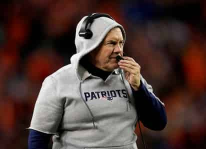 Bill Belichick se convertirá el sábado en el entrenador en jefe con más juegos dirigidos de postemporada en la historia de la NFL. (Archivo)