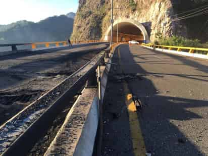 Accidente. El incendio causó daños severos al concreto, acero de refuerzo y estructural, en una longitud de aproximadamente 70 metros. (EL SIGLO DE TORREÓN)