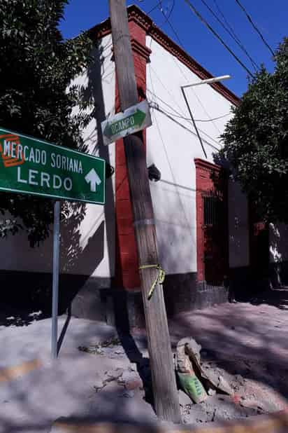 Peligro. Por parte de la constructora se colocaron unos bultos en el poste para que no se caiga. (EL SIGLO DE TORREÓN) 