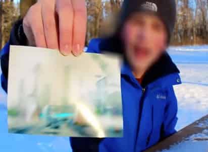 Presenta como evidencia de sus viajes una fotografía, aunque borrosa. (INTERNET)