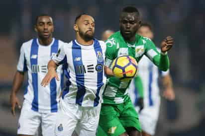 Porto no aprovechó el empate del Benfica y también igualó y podría perder mañana la cima si gana el Sporting. (EFE)