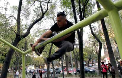 El parkour es el deporte que ha cautivado a la juventud mexicana, ha tomado las calles, los parques y explanadas de diferentes ciudades de México como lugares de entrenamiento, gracias a su naturaleza de libre movimiento y adaptación al entorno. (Notimex)