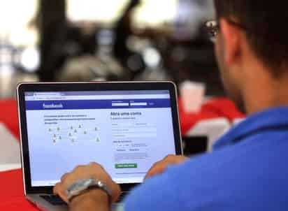  En su cuarto trimestre del 2017, la red social Facebook indicó que las personas pasan cada vez menos tiempo dentro de la plataforma, en concreto 50 millones de horas menos al día, indicó Mark Zuckerberg, fundador y CEO de Facebook. (ARCHIVO)