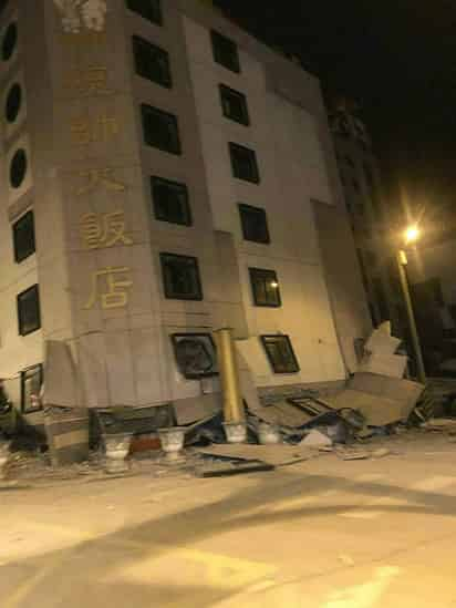 El terremoto ocurrió a las 23:50 hora local (15:50 GMT) y tuvo su epicentro a 18.3 kilómetros al norte-noreste de Hualien, junto al océano Pacífico. (EFE)