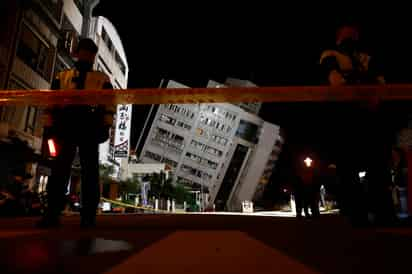 Rescate. Los equipos de rescate están tratando de salvar a las personas dentro de los edificios. (EFE)