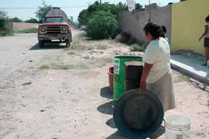 Desabasto. La única manera en que tienen agua en La Luz y eso durante dos horas al día, es a través de pipas que surten a la pila. (EL SIGLO DE TORREÓN)