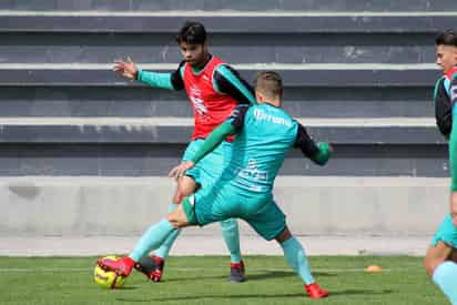 Néstor Araujo, durante el entrenamiento en el Centro de Alto Rendimiento en la Femexfut. (Cortesía)