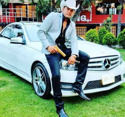 Javier Reyes, conocido en el medio artístico como “El Príncipe Del Corrido”, sufrió un atentado durante la madrugada de este viernes donde perdió la vida.