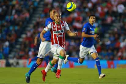 Carlos González (i), del Necaxa, y Enzo Roco (d), del Cruz Azul, durante el juego de la jornada 6 del Torneo Clausura 2018 de la Liga MX en el Estadio Azul. (Jam Media)