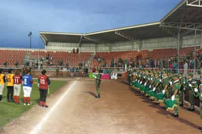 Arranque. Se dio el lanzamiento inaugural del Torneo Municipal de Softbol Nocturno.