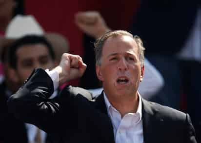 El candidato presidencial de la coalición Todos por México, José Antonio Meade Kuribreña, consideró que las listas plurinominales de la coalición Por México al Frente y de Movimiento Regeneración Nacional (Morena) reflejan oportunismo e impunidad. (AP)
 