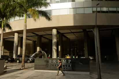 Representantes de la asociación de dueños de hoteles pidieron formalmente el jueves el despido del equipo de Trump al entregarles en persona notificaciones de rescisión en el edificio Trump International Hotel and Tower. (AP)