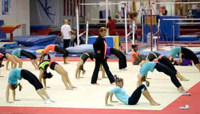 En esta fotografía del 12 de septiembre de 2015, Martha Karolyi, coordinadora de USA Gymnastics observa el entrenamientos de niñas en el Rancho Karolyi en Huntsville, Texas. (Archivo)
