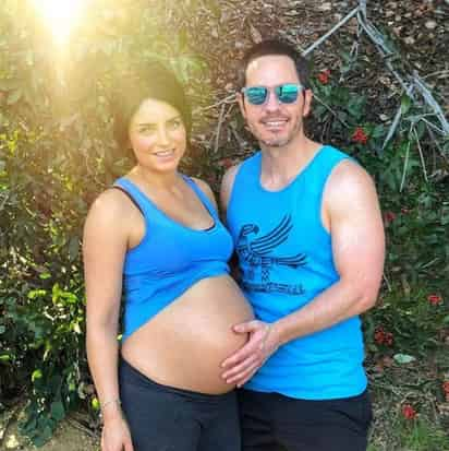 Aislinn Derbez y Mauricio Ochmann confirmaron el nacimiento de su primera hija. 
