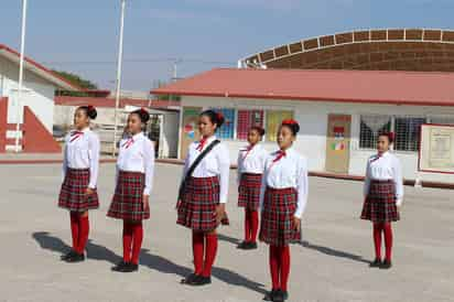 Participación. Escuelas primarias pertenecen a la zona escolar 515 y participaron en un concurso de escoltas. (EL SIGLO DE TORREÓN)