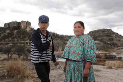 El joven rarámuri de 25 años apoya con la mano izquierda su bastón de metal y sale al patio de su casa junto con Maribel González, su madre, quien prácticamente ha dedicado las últimas dos décadas a apoyarlo. (EL UNIVERSAL)