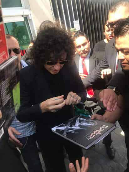 Firma. Enrique Bunbury firmó discos, libros y otros objetos a los fans que lo esperaban en el Aeropuerto Francisco Sarabia.  (ESPECIAL)