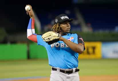 Vladimir Guerrero, de los Azulejos de Toronto, en julio de 2017, calienta previo al Juego de Futuras Estrellas en Miami. (AP)