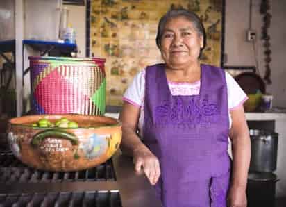 Estela Fabián Mendoza, inspiración para crear el personaje de Elena Rivera, la abuelita de Miguel, de Disney Pixar, Coco. (ESPECIAL)