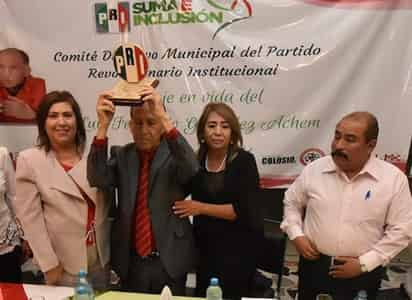 El reconocimiento entregado a Luis Fernando González Achem, fue dado por parte de Francisca Blanco Villanueva, dirigente del comité municipal del PRI, acompañada por el exdirigente del tricolor, Homero Martínez Cabrera, así como el actual secretario general Conrado Ponce Díaz. (EL SIGLO DE TORREÓN)