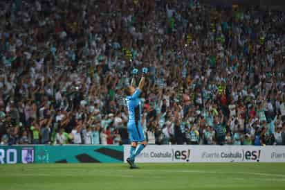 Gran ambiente se vivió ayer en el Corona. En la fotografía, Jonathan Orozco y la afición celebran tras el silbatazo final. (Ernesto Ramírez)