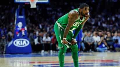 Kyrie Irving arrastra una lesión en la rodilla y dijo que podría tomar un descanso hasta que inicie la postemporada. (Archivo)