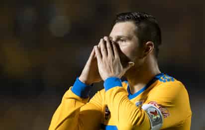 André-Pierre Gignac tiene un problema en la rodilla derecha. (Archivo)