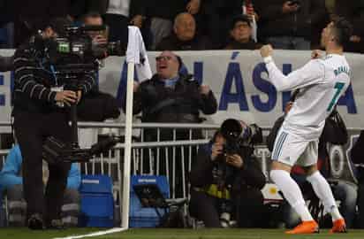 Cristiano Ronaldo celebra uno de sus tantos en la goleada del Real Madrid 6-3 sobre Girona. (EFE)