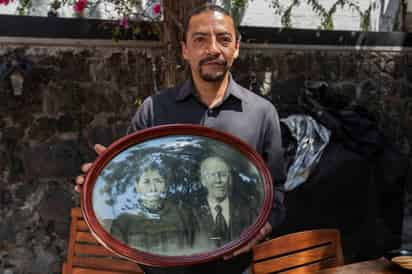 Tradición. Raúl Campos comparte sus recuerdos y  muestra algunas fotos y medallas de su abuelo, el compositor José López Alavés.