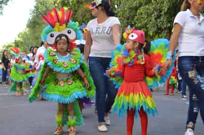 Los pequeños en su totalidad vistieron disfraces con temática de la estación primaveral, en su mayoría haciendo alusión a los animales, plantas e incluso personajes de ciencia ficción, como súper héroes.(EL SIGLO DE TORREÓN) 
