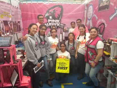 Las estudiantes de 'Pink Hawks 6606' son guiadas por sus maestros en la competencia. (ANGÉLICA SANDOVAL)