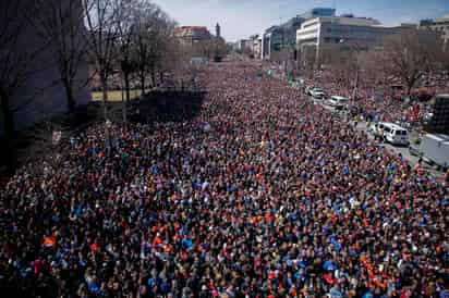 ¡Nunca más!. Así lució la avenida Pensilvania de Washington ayer, durante la concentración por la Marcha por Nuestras Vidas convocada por los estudiantes sobrevivientes del ataque a la secundaria de Parkland, Florida.