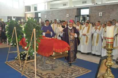 La misa se ofreció en la capilla de Centro Saulo, la cual lució completamente llena, de aquellas personas que se reunieron para dar el último adiós al párroco de Santa Cecilia. (GUADALUPE MIRANDA)