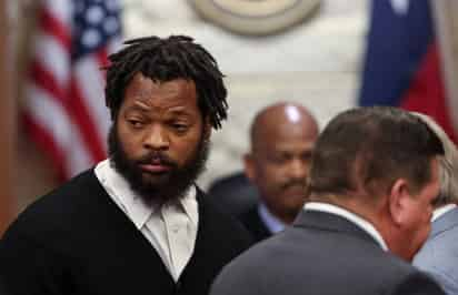 Michael Bennett está acusado de lastimar a una mujer de 66 años durante el Super Bowl del año pasado entre Patriots y Falcons. (AP)