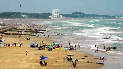 La playa incluyente tendrá una capacidad para 150 personas y estará habilitada con rampas, barras de apoyo, baños y regaderas adaptados, guías podotáctiles, restaurante inclusivo con menú y señalética Braille, muletas, camastros y moblaje anfibio. (ESPECIAL)