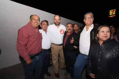 En el primer minuto. Los candidatos del PRI iniciaron su campaña con la repartición de calcas.  (EL SIGLO DE TORREÓN)