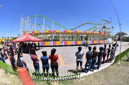 Fallas. Tras el incidente que se presentó el domingo, el lunes ya no se permitió el funcionamiento de la montaña rusa. (EL SIGLO DE TORREÓN)