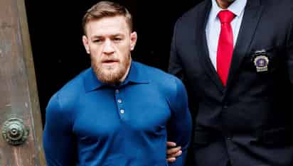McGregor fue traslado con esposas a una corte de Nueva York, donde será formalmente presentado para enfrentar los cargos.