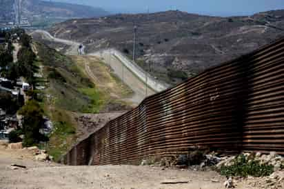 Trump le dijo el jueves a la prensa que pretende el envío de entre 2,000 y 4,000 efectivos de la Guardia Nacional a la zona limítrofe para que colaboren en el combate a la inmigración ilegal y el tráfico de narcóticos. (EFE)