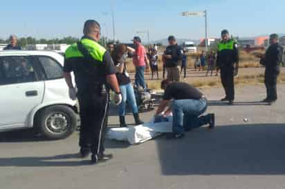 Accidente. Jovencito de 15 años perdió la vida al estrellar su motocicleta a un vehículo. (EL SIGLO DE TORREÓN)