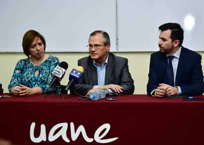 Educación. En la presentación de Verástegui Saucedo, estuvo la directora del campus Torreón, Martha Silvia Argüelles Molina e Irving Terrón, enlace con la Red Ilumno.