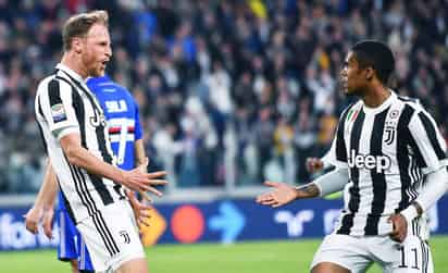 Benedikt Howedes celebra su gol junto a su compañero Douglas Costa.