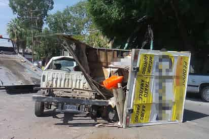 Daños. Se impacta auto con camioneta en Gómez Palacio.