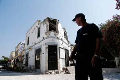 Daños. El sismo registrado en el distrito de Samsat dejó numerosos daños materiales, sobre todo en edificios. (EFE)