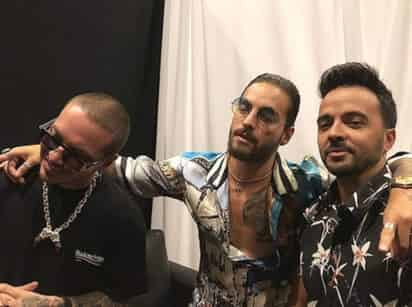 Mientras que en la fotografía se ve a los colombianos sujetarse la mano con gran afecto, Maluma cuestionó: “Feat?. (ESPECIAL)